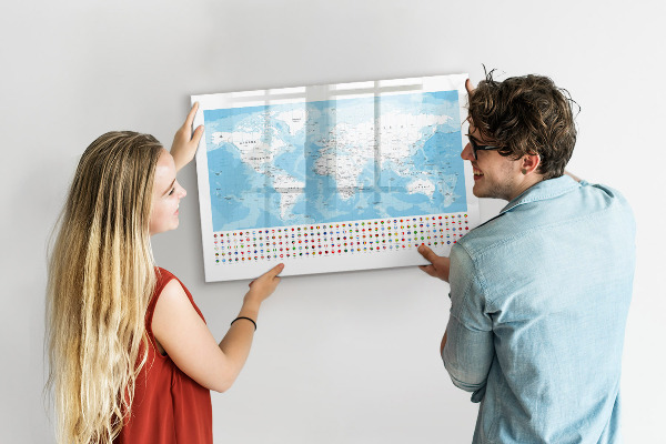 Lavagna magnetica con pennarelli Mappa del mondo con i luoghi da segnare