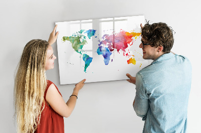Lavagna magnetica con pennarelli Una mappa colorata per ricordi e appunti.