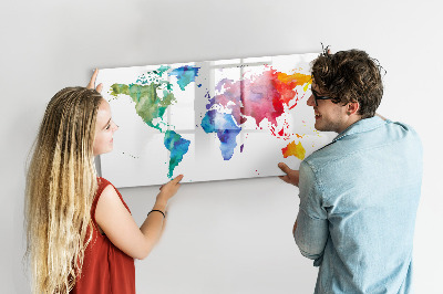 Lavagna magnetica con pennarelli Una mappa colorata per ricordi e appunti.