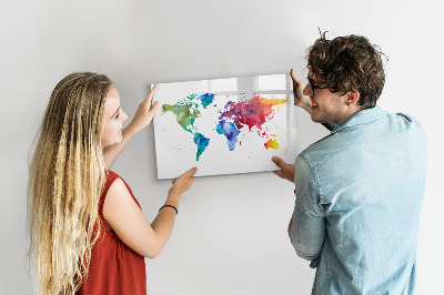 Lavagna magnetica con pennarelli Una mappa colorata per ricordi e appunti.