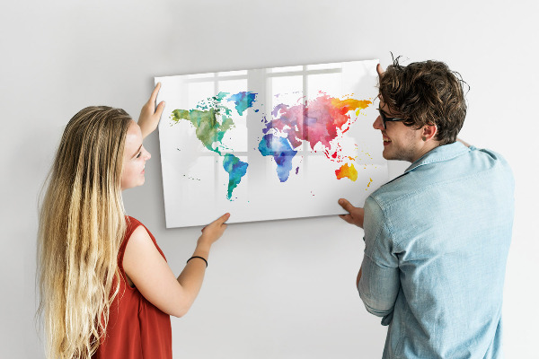 Lavagna magnetica con pennarelli Una mappa colorata per ricordi e appunti.