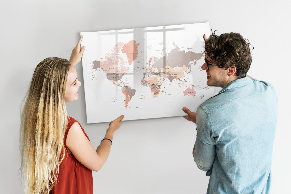 Lavagna magnetica scrivibile Una mappa dei ricordi con le tue foto preferite.