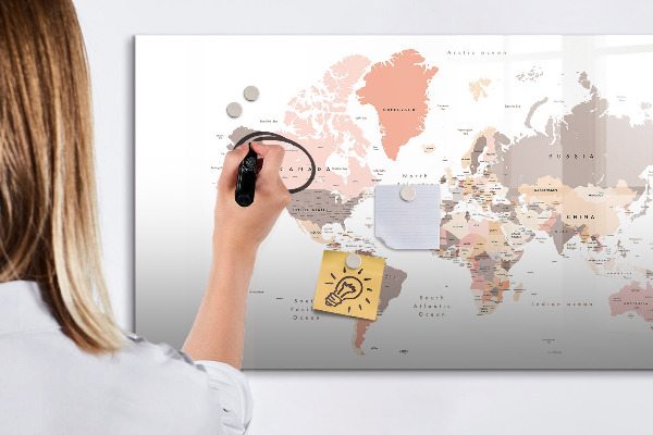 Lavagna magnetica scrivibile Una mappa dei ricordi con le tue foto preferite.