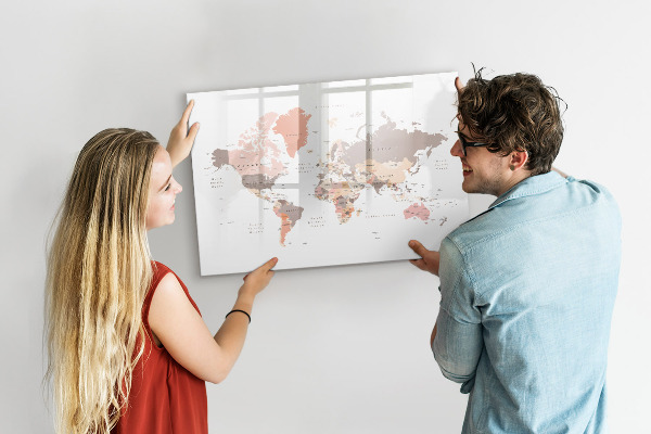 Lavagna magnetica scrivibile Una mappa dei ricordi con le tue foto preferite.