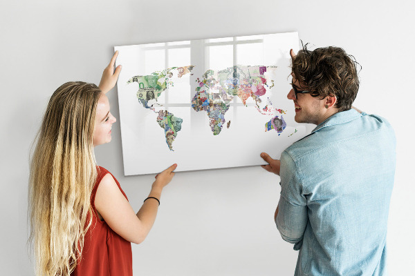 Lavagna magnetica con pennarelli Una mappa del mondo con ricordi personali