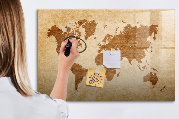 Lavagna magnetica con pennarelli Una mappa del mondo con i luoghi della memoria