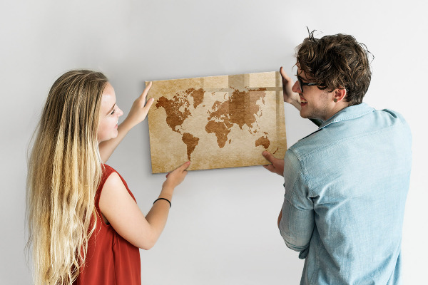 Lavagna magnetica con pennarelli Una mappa del mondo con i luoghi della memoria