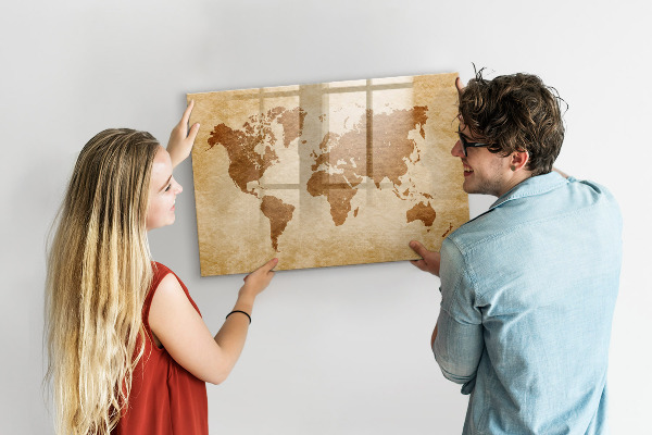 Lavagna magnetica con pennarelli Una mappa del mondo con i luoghi della memoria
