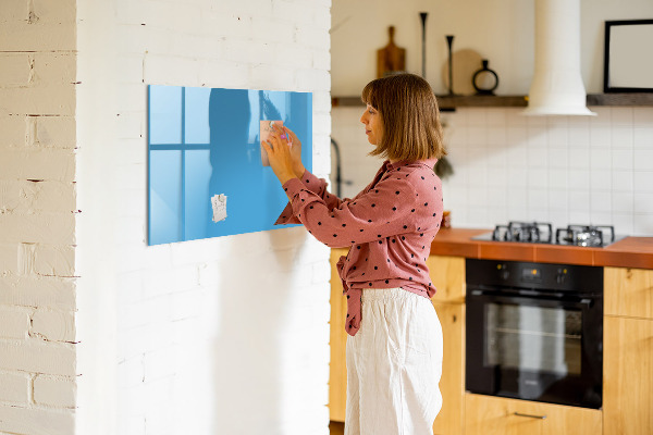 Lavagna magnetica scrivibile Una lavagna colorata per appunti e foto.