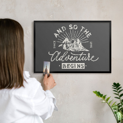 Lavagna magnetica per collezioni di calamite con cornice nera Iscrizione sulla montagna