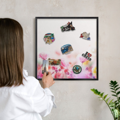 Lavagna magnetica per collezioni di calamite con cornice nera Fiori color pastello
