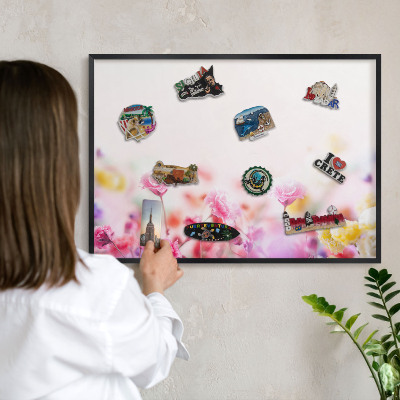 Lavagna magnetica per collezioni di calamite con cornice nera Fiori color pastello