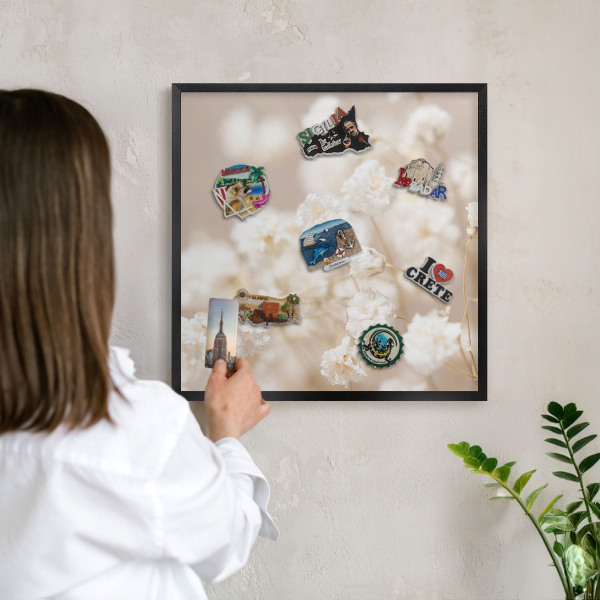 Lavagna magnetica per collezioni di calamite con cornice nera Fiori beige