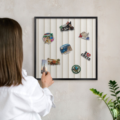 Lavagna magnetica per collezioni di calamite con cornice nera Linee verticali