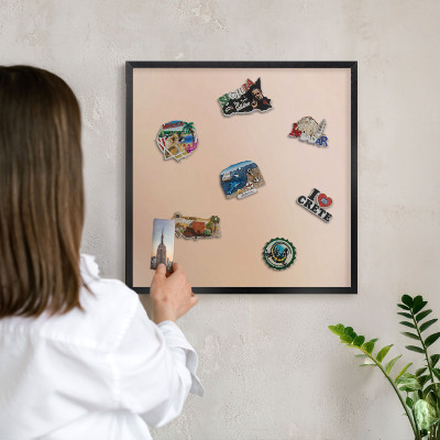 Lavagna magnetica per collezioni di calamite con cornice nera Beige tenue