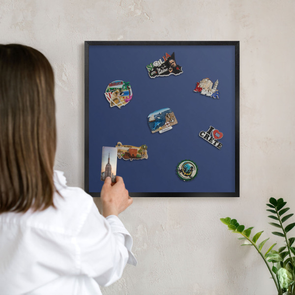 Lavagna magnetica per collezioni di calamite con cornice nera Blu navy acceso