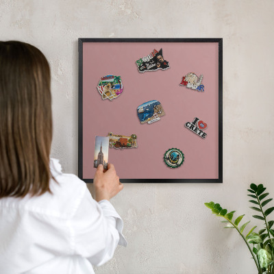 Lavagna magnetica per collezioni di calamite con cornice nera Rosa pastello polveroso