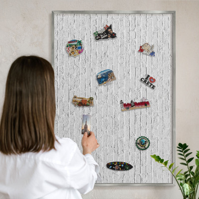 Lavagna per calamite con cornice d'argento Muro di mattoni