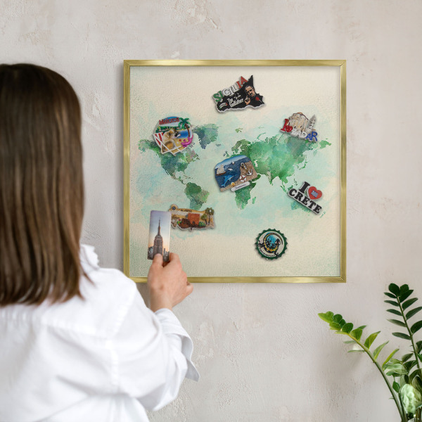Lavagna per calamite delle vacanze con cornice dorata Mappa del mondo