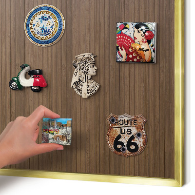 Lavagna magnetica per calamite souvenir in colore oro Sfondo in legno