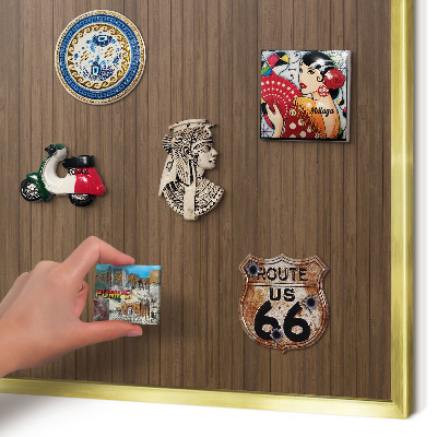 Lavagna magnetica per calamite souvenir in colore oro Sfondo in legno