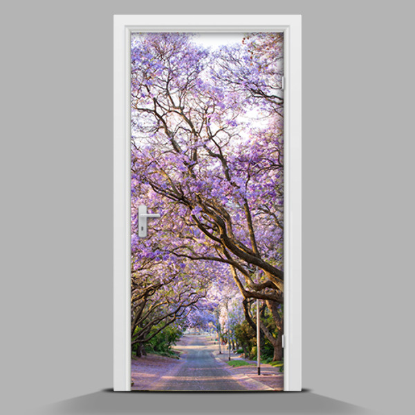 Adesivo per porta Un viale tra alberi di lavanda