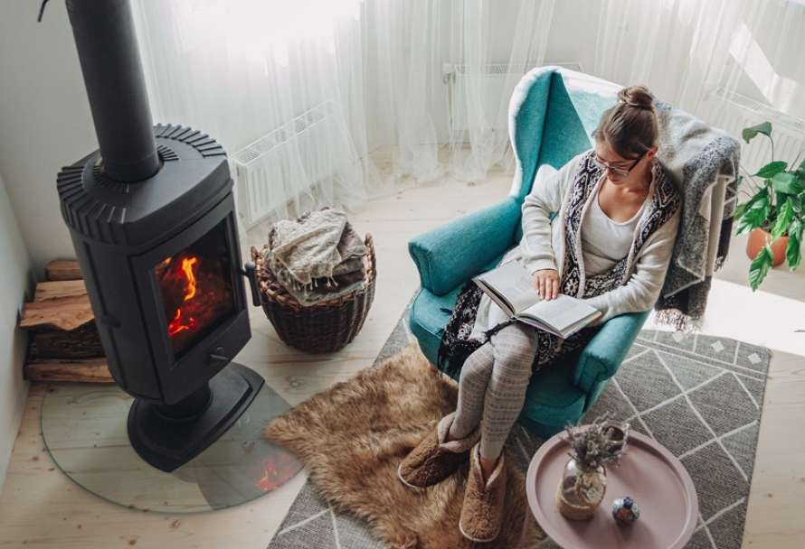 Decorazioni per compiti speciali: come decorare la parete accanto al caminetto e in luoghi difficili?