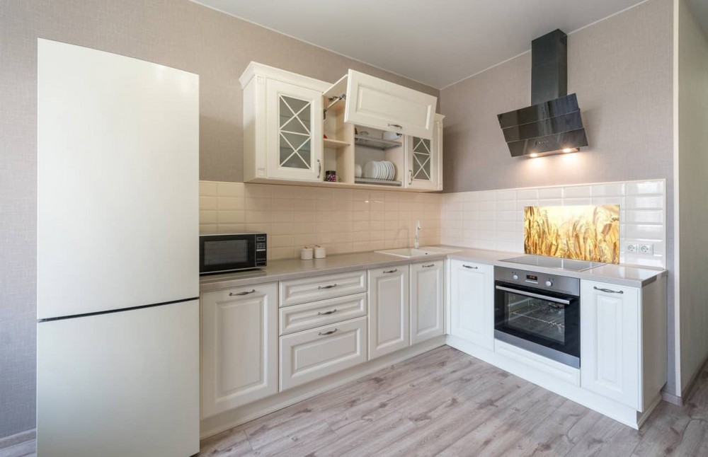 come installare i pannelli di vetro in cucina