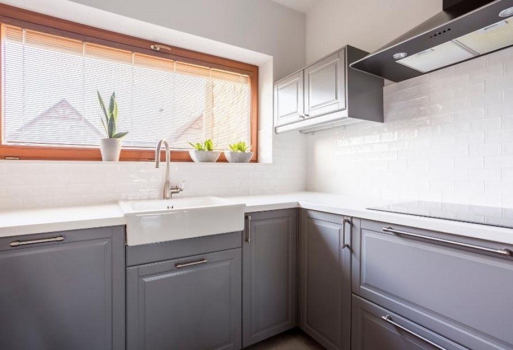 Cucina bianca e grigia