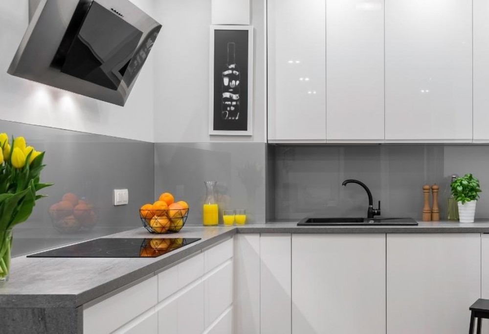 Cucina bianca e grigia
